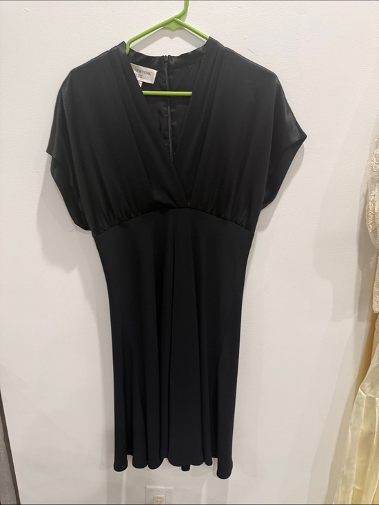 Jones New York Dresses & Skirts - Jones New York Black V-Neck Midi Dress